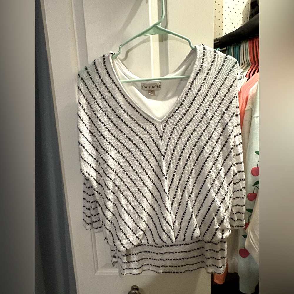 Knox Rose Black and White V-Neck top